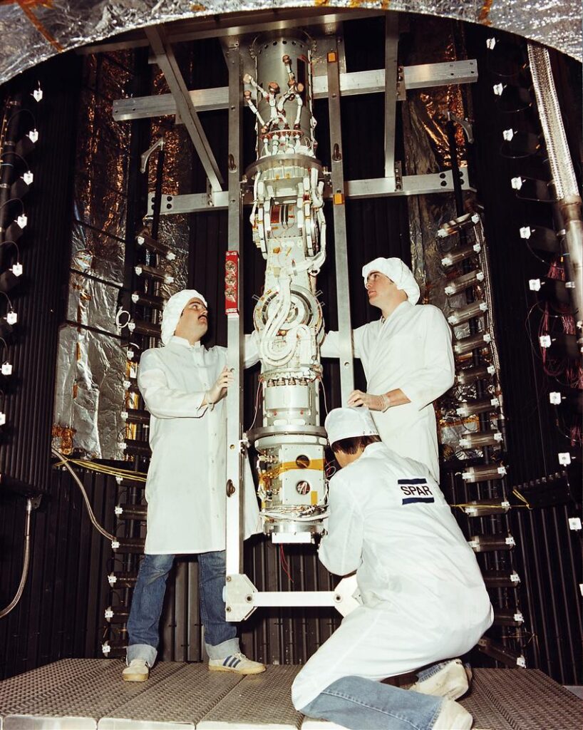 Canadian engineers test Canadarm